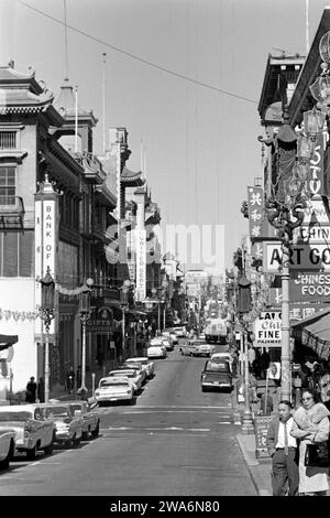 Straßenansicht von Chinatown entlang der Grant Avenue, San Francisco 1962. Vista sulla strada di Chinatown lungo Grant Avenue, San Francisco 1962. Foto Stock