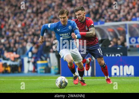 Glasgow, Scozia, Regno Unito. 2 gennaio 24. Glasgow, Regno Unito. Nella prima partita del nuovo anno, i Rangers hanno giocato Kilmarnock all'Ibrox Stadium, Glasgow, Scozia, Regno Unito nella Scottish Premiership. La data è significativa perché è il 53° anniversario del disastro di Ibrox, quando 66 persone hanno perso la vita e più di 200 sono rimaste ferite in quella che è stata la peggiore catastrofe calcistica in Gran Bretagna all'epoca. Sia le squadre che i tifosi hanno reso omaggio al disastro. Crediti: Findlay/Alamy Live News Foto Stock