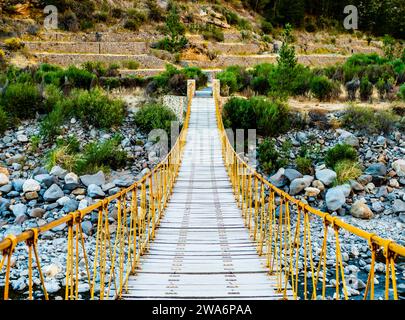 Imponente ponte sospeso sul fiume Colca a Chivay, in Perù Foto Stock