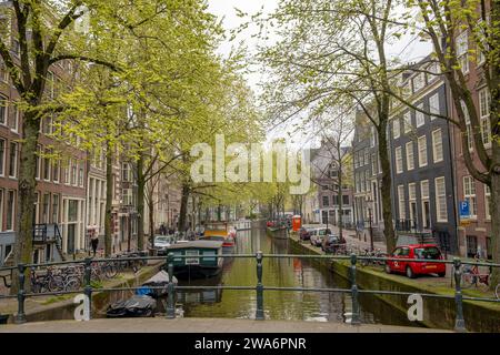 Amsterdam, Paesi Bassi - 5 aprile 2019: Case galleggianti ormeggiate al canale di Amsterdam Foto Stock