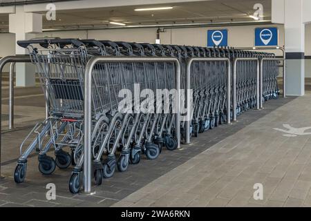 Manacor, Spagna; 02 gennaio 2024: Carrelli della catena internazionale di supermercati Lidl. Manacor, isola di Maiorca, Spagna Foto Stock