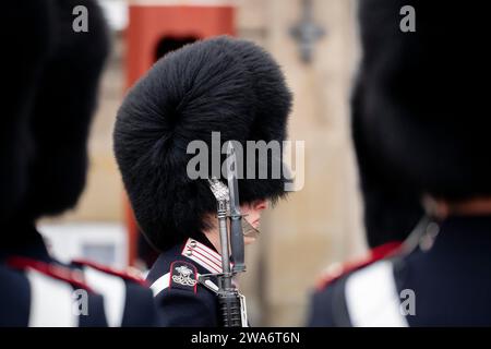 Copenhagen, Hovedstaden, Danimarca. 2 gennaio 2024. Cambio delle guardie al palazzo di Amalienborg, guardia d'onore al palazzo reale danese dopo che la regina di Danimarca, MARGRETHE ||, annunciò la sua abdicazione, fissata per il 14 gennaio, il 52 ° anniversario della sua ascesa. (Immagine di credito: © Andreas Stroh/ZUMA Press Wire) SOLO USO EDITORIALE! Non per USO commerciale! Crediti: ZUMA Press, Inc./Alamy Live News Foto Stock