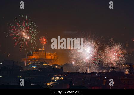 Roma, Italia, 1° gennaio 2024 - fuochi d'artificio su Roma per festeggiare il Capodanno. Crediti: Luigi de Pompeis/Alamy Stock Photo Foto Stock