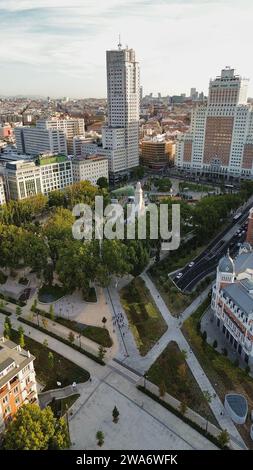 Ripresa aerea con drone della Plaza de España a Madrid, Spagna, famosa piazza con il monumento a Cervantes, la Torre de Madrid, l'Edificio España e vista sulla Gran Via Foto Stock