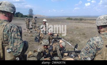 Forze militari STATUNITENSI. 160923N0901-001 MIKHAIL KOGALNICEANU, Romania (23 settembre 2016) Marines from Second Platoon, FAST Company Europe, condurre un addestramento di macchinegun medio fuoco dal vivo lungo i Marines laterali della forza rotatoria del Mar Nero, Golf Company, 2d Battalion, 8th Marines, durante l'esercitazione Platinum Lynx 16-5, 23 settembre. Questo esercizio è in corso presso l'area di formazione Babadag, vicino a Mikhail Kogalniceanu, Romania, e comprende partecipanti provenienti da oltre sei diverse nazioni dell'Europa orientale. La partecipazione dei Marines a questo esercizio dimostra e dura collaborazione tra gli Stati Uniti e Foto Stock