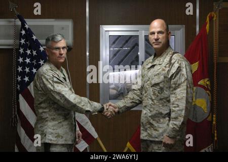 Forze militari STATUNITENSI. CAMP BLUE DIAMOND, RAMADI, Iraq – Colonnello Steve McKinley, visto a sinistra, ufficiale comandante, 5th Civil Affairs Group, 2nd Marine Division stringe la mano al colonnello Paul W. Brier, ufficiale comandante, 6th Civil Affairs Group, 2nd Marine Division, dopo una cerimonia di trasferimento dell'autorità qui. Il 5° CAG, la prima unità provvisoria per gli affari civili del corpo dei Marines, è stato affidato al 6° CAG, che continuerà a lavorare con i funzionari locali e provinciali per facilitare la governance e lo sviluppo economico nella provincia pre-dominante sunnita di al Anbar. Foto ufficiale del corpo dei Marines del sergente Ryan Foto Stock