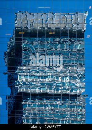 Finestre astratte e moderne che si riflettono in un altro edificio di Manhattan NYC Foto Stock