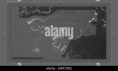 Guinea-Bissau evidenziata su una mappa di elevazione in scala di grigi con mappa di laghi e fiumi con la capitale del paese, griglia cartografica, scala di distanza a Foto Stock