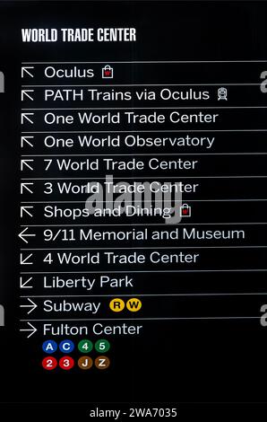 Cartello del World Trade Center con indicazioni per i treni e i luoghi di vacanza nel centro di Manhattan a New York Foto Stock