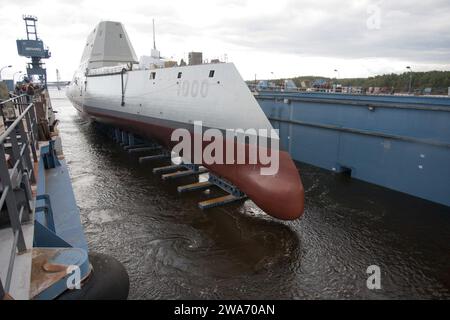 Forze militari STATUNITENSI. 131028ZZ999-101 BATH, Maine (28 ottobre 2013) il cacciatorpediniere guidato-missile classe Zumwalt DDG 1000 è galleggiato fuori dal bacino di carenaggio presso il cantiere navale General Dynamics Bath Iron Works. La nave, il primo di tre cacciatorpediniere della classe Zumwalt, fornirà una presenza indipendente e dissuasiva, sosterrà le forze speciali e opererà come parte di forze di spedizione congiunte e combinate. La nave principale e la classe sono così chiamate in onore dell'ex capo delle operazioni navali dell'ammiraglio Elmo R. 'Bud' Zumwalt Jr., che servì come capo delle operazioni navali dal 1970 al 1974. (Foto della Marina degli Stati Uniti per gentile concessione di Foto Stock