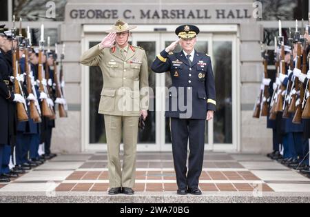 Forze militari STATUNITENSI. 18th Chairman of the Joint Chiefs of staff Gen. Martin E. Dempsey e Austrian Chief of the Defense Force Gen. David Hurley salute durante un cordone d'onore presso la Marshall Hall della National Defense University a Fort Lesley J. McNair a Washington D.C., 21 novembre 2013. Foto del Dottore dello staff Sgt Sean K. Harp Foto Stock