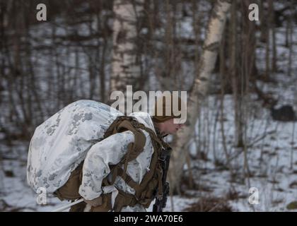 Forze militari STATUNITENSI. Joe Dunford, presidente dei Joint Chiefs of staff, incontra i membri del servizio schierati a Vaernes, Norvegia, 21 dicembre 2018. Dunford, insieme agli intrattenitori uso, ha visitato i membri del servizio che sono lontani da casa durante le vacanze in vari luoghi. Tra gli intrattenitori di quest'anno ci sono gli attori Milo Ventimiglia, Wilmer Valderrama, DJ J Dayz, Fittest Man on Earth Matt Fraser, 3 volte medaglia olimpica di golf Shaun White, cantante di musica country Kellie Pickler e comica Jessiemae Peluso. (Foto DoD del Sottufficiale della Marina di prima classe Dominique A. Pineiro) Foto Stock