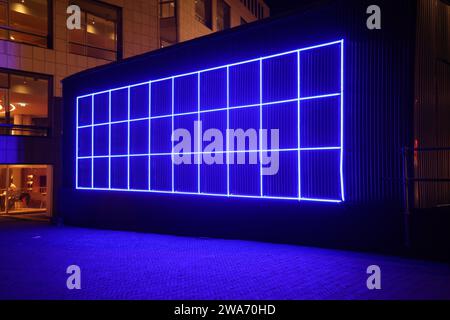 Opera d'arte composta da piazze blu/viola all'Amsterdam Light Festival 2023, vista da un angolo Foto Stock