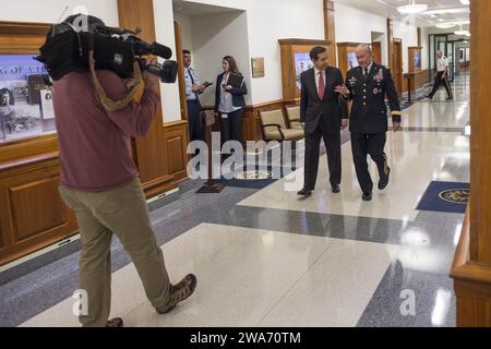 Forze militari STATUNITENSI. Il diciottesimo presidente del Joint Chiefs of staff il generale Martin E. Dempsey parla con il conduttore della domenica Fox News Chris Wallace durante un'intervista registrata al Pentagono, Washington D.C., 9 gennaio 2015. Dempsey ha risposto a domande su argomenti come il recente attacco a Parigi, le operazioni in corso contro l'ISIS e la missione in Afghanistan. (Foto DoD di D. Myles Cullen/rilasciata) Foto Stock