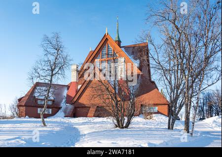 La bella chiesa in legno di Kiruna, Svezia. La chiesa fu costruita tra il 1909 e il 1912, su progetto dell'architetto Gustaf Wickman. Foto Stock