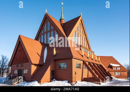 La bella chiesa in legno di Kiruna, Svezia. La chiesa fu costruita tra il 1909 e il 1912, su progetto dell'architetto Gustaf Wickman. Foto Stock