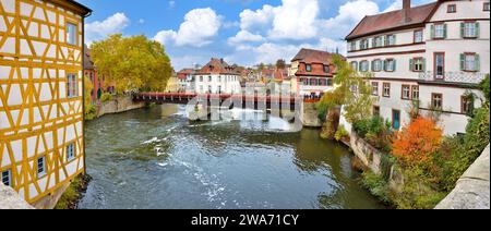 Ponte decorato con fiori sul fiume Regnitz nella città vecchia di Bamberga, Baviera, Germania Foto Stock