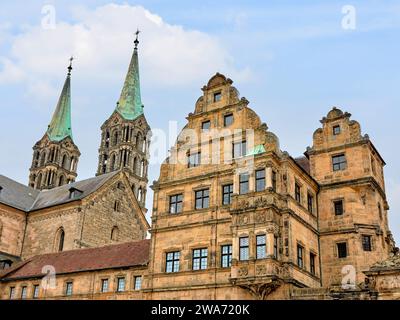 Facciate di case storiche con torri della cattedrale nella città vecchia di Bamberga, Germania Foto Stock