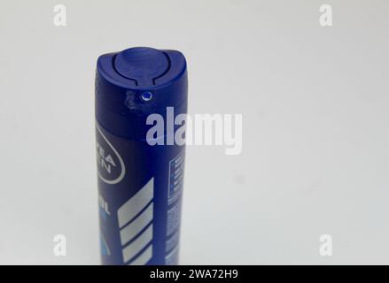 Dublino, Irlanda - 3 gennaio 2024: Una foto ravvicinata di una lattina di deodorante spray Nivea Men blu scuro su una superficie bianca. Foto Stock