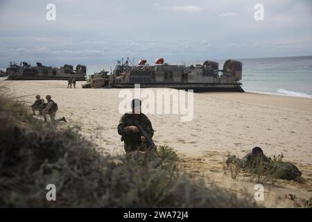 Forze militari STATUNITENSI. 151020CV548-151 PINHEIRO da CRUZ, PRAIA da RAPOSA, Portogallo (20 ottobre 2015) i Marines statunitensi e portoghesi forniscono sicurezza in quanto l'attrezzatura viene scaricata da un Landing Craft Air Cushion (LCAC) sulla spiaggia di Pinheiro da Cruz durante un assalto anfibio combinato esercitato come parte del Trident giuncture 15, 20 ottobre 2015. Trident juncture è un esercizio guidato dalla NATO progettato per certificare le forze di risposta della NATO e sviluppare l'interoperabilità tra la NATO e le nazioni partner partecipanti. I Marines fanno parte della 26th Marine Expeditionary Unit, imbarcati nel Kearsarge Amphibious Ready Group. (STATI UNITI Foto Stock