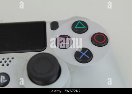Una foto ravvicinata dei pulsanti bianchi del controller Sony DUALSHOCK 4 V2 PlaySation 4. Foto Stock