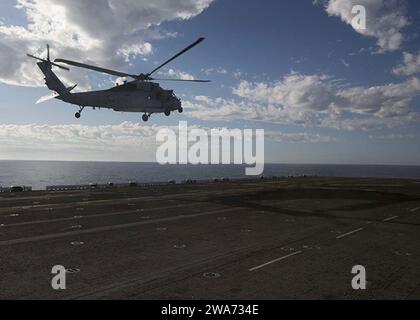 Forze militari STATUNITENSI. 151019AW179-315 MAR MEDITERRANEO (19 ottobre 2015) Un SH-60 Seahawk decolla a bordo della nave d'assalto anfibio USS Kearsarge 19 ottobre 2015. La 26th MEU sta conducendo operazioni navali nell'area delle operazioni della 6th Fleet degli Stati Uniti a sostegno degli interessi di sicurezza nazionale degli Stati Uniti in Europa. (Foto del corpo dei Marines degli Stati Uniti del cpl. Joshua W. Brown/rilasciata) Foto Stock