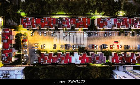 Vista dall'alto di un condominio con parcheggio di notte Foto Stock