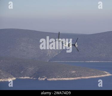 Forze militari STATUNITENSI. 151027OQ277-277 DOGANBEY, Turchia (27 ottobre 2015) Un US Marine MV-22B Osprey, assegnato al Marine Medium Tiltrotor Squadron 162 (rinforzato), 26th Marine Expeditionary Unit, vola sulla costa turca durante l'esercitazione Egemen 2015 a Doganbey, Turchia, ottobre 27. Egemen è un esercizio anfibio condotto dalla Turchia, progettato per aumentare le competenze tattiche e l'interoperabilità tra i partecipanti. La 26th Marine Expeditionary Unit è dispiegata nella 6th Fleet area di a sostegno degli interessi di sicurezza nazionale degli Stati Uniti in Europa. (Foto del corpo dei Marines degli Stati Uniti di Gunnery Sgt. Andrew D. Foto Stock