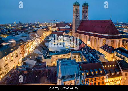 Die Münchner Altstadt mit dem Wahrzeichen Frauenkirche, Blick vom Rathausturm, Januar 2024 Deutschland, München, Januar 2024, Die Altstadt vom Rathausturm in 85 Metern Höhe gesehen, der Himmel über München mit dem Wahrzeichen Frauenkirche, Blick über die Dächer, Vogelperspektive, Blaue Stunde, Kaufingerstraße links, gute Fernsicht, Wintertag, Bayern *** la città vecchia di Monaco con la caratteristica Frauenkirche, vista dalla torre del municipio, gennaio 2024 Germania, Monaco, gennaio 2024, la città vecchia vista dalla torre del municipio ad un'altezza di 85 metri, il cielo sopra Monaco con il simbolo Frauenk Foto Stock