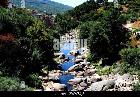 Fiume Jerte a Cabezuela del Valle. Provincia di Caceres, Estremadura, Spagna. Foto Stock