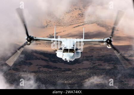 Forze militari STATUNITENSI. 151029DF987-509 LAKE TAHOE, Calif (29 ottobre 2015) Un velivolo US Marine Corps MV-22B Osprey del Marine Medium Tiltrotor Squadron (VMM) 163, Marine Aircraft Group 16, 3d Marine Aircraft Wing (3d MAW), vola durante Mountain Exercise (MTNEX) 6-15 sopra South Lake Tahoe, California, 29 ottobre 2015. VMM-163 ha partecipato a MTNEX 6-15 per sviluppare le competenze di spedizione dello squadrone in un ambiente dinamico di allenamento ad alta quota e a basse temperature. (Foto del corpo dei Marines degli Stati Uniti di Cpl. Allison J. Herman/rilasciata) Foto Stock