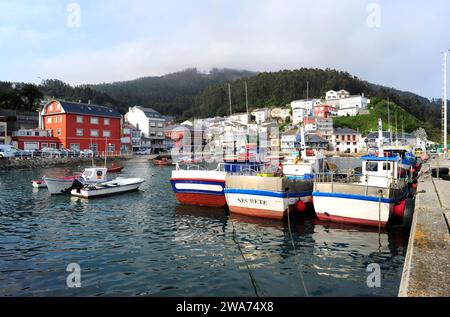 O Barqueiro, porto e città panoramica in alta marea. Comune di Mañon, provincia di Coruña, Galizia, Spagna. Foto Stock