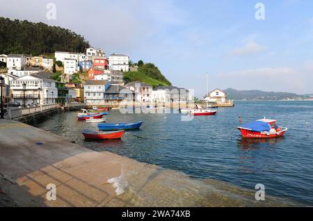 O Barqueiro, porto e città panoramica in alta marea. Comune di Mañon, provincia di Coruña, Galizia, Spagna. Foto Stock