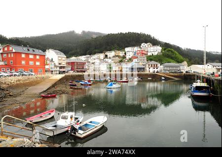 O Barqueiro, porto e città panoramica sulla bassa marea. Comune di Mañon, provincia di Coruña, Galizia, Spagna. Foto Stock