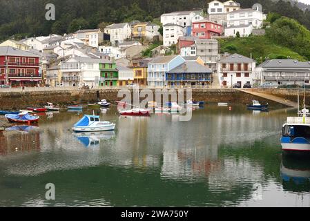 O Barqueiro, porto e città panoramica in alta marea. Comune di Mañon, provincia di Coruña, Galizia, Spagna. Foto Stock