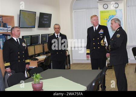 Forze militari STATUNITENSI. 151118XX888-623 NIKOLA VAPTSAROV NAVAL ACADEMY, Bulgaria (18 novembre 2015) da sinistra a destra: CMdR. Shaun Hollenbaugh, addetto navale statunitense alla Bulgaria; il contrammiraglio della Marina bulgara Mitko Petev, comandante della Marina bulgara; e comandante, vice ammiraglio della 6th Fleet James Foggo III, ricevere un tour presso simulatore di addestramento integrato con il capitano della marina bulgara Nikolay Velikov, vice comandante, Accademia navale Nikola Vaptsarov, sull'Accademia navale Nikola Vaptsarov, Bulgaria, 18 novembre 2015. La US 6th Fleet, con sede a Napoli, Italia, conduce l'intero spettro delle operazioni congiunte e navali Foto Stock