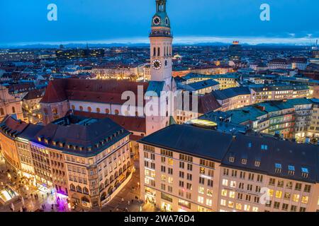 Die Münchner Altstadt mit dem Alten Peter, Blick bis zu den Alpen, Januar 2024 Deutschland, München, Januar 2024, Die Münchner Altstadt mit dem Alten Peter, Blick vom Rathausturm in 85 Metern Höhe, Himmel über München, Blick bis zu den Alpen am Horizont, Kirche St. Peter mit ihrem Turm Alter Peter, Vogelperspektive, Blaue Stunde, Marienplatz vorne, Gute Fernsicht, Wintertag, Bayern *** la città vecchia di Monaco con l'Alter Peter, vista sulle Alpi, gennaio 2024 Germania, Monaco di Baviera, gennaio 2024, la città vecchia di Monaco con l'Alter Peter, vista dalla torre del municipio ad un'altezza di 85 metri, cielo Foto Stock