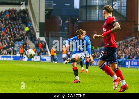 Glasgow, Scozia, Regno Unito. 2 gennaio 24. Glasgow, Regno Unito. Nella prima partita del nuovo anno, i Rangers hanno giocato Kilmarnock all'Ibrox Stadium, Glasgow, Scozia, Regno Unito nella Scottish Premiership. La data è significativa perché è il 53° anniversario del disastro di Ibrox, quando 66 persone hanno perso la vita e più di 200 sono rimaste ferite in quella che è stata la peggiore catastrofe calcistica in Gran Bretagna all'epoca. Sia le squadre che i tifosi hanno reso omaggio al disastro. Crediti: Findlay/Alamy Live News Foto Stock