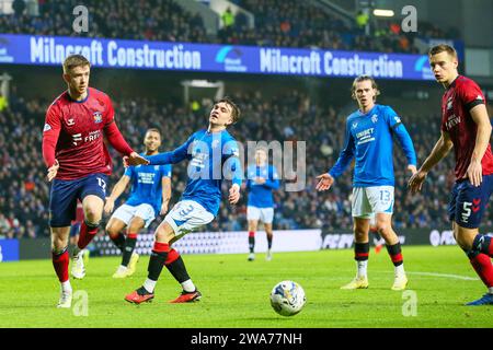 Glasgow, Scozia, Regno Unito. 2 gennaio 24. Glasgow, Regno Unito. Nella prima partita del nuovo anno, i Rangers hanno giocato Kilmarnock all'Ibrox Stadium, Glasgow, Scozia, Regno Unito nella Scottish Premiership. La data è significativa perché è il 53° anniversario del disastro di Ibrox, quando 66 persone hanno perso la vita e più di 200 sono rimaste ferite in quella che è stata la peggiore catastrofe calcistica in Gran Bretagna all'epoca. Sia le squadre che i tifosi hanno reso omaggio al disastro. Crediti: Findlay/Alamy Live News Foto Stock