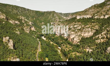 Riprese aeree con drone delle Gorges du Tarn Lozere Francia profondo canyon di calcare scogliere del fiume Tarn valle scenografica e formazioni rocciose pittoresche Foto Stock