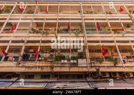 Ho chi Minh City, Vietnam, 4 febbraio 2022: Vecchio edificio di appartamenti a Saigon Cholon, Chinatown Foto Stock