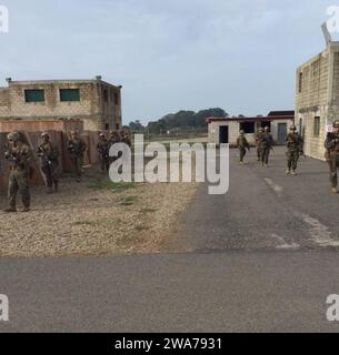 Forze militari STATUNITENSI. 160122CC999-001 NAVAL STATION ROTA, Spagna (22 gennaio 2016) Fleet Anti-Terrorism Security Team Company, Europe (FASTEUR), condurre una pattuglia urbana durante operazioni militari su terreno urbano (MOUT) formazione di mantenimento a bordo, Naval Station Rota, Spagna, 22 gennaio 2016. Il Quinto plotone, quartier generale a Rota, in Spagna, conduce operazioni di pronto intervento per la lotta al terrorismo e la sicurezza al fine di proteggere le risorse nazionali e navali vitali. (Foto del corpo dei Marines degli Stati Uniti del capitano Andrew R. Booth/ rilasciata) Foto Stock