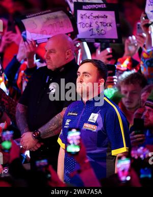 Luke Littler esce per giocare a Rob Cross (non nella foto) nel giorno 15 del Paddy Power World Darts Championship all'Alexandra Palace di Londra. Data immagine: Martedì 2 gennaio 2024. Foto Stock