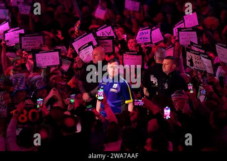 Luke Littler esce per giocare a Rob Cross (non nella foto) nel giorno 15 del Paddy Power World Darts Championship all'Alexandra Palace di Londra. Data immagine: Martedì 2 gennaio 2024. Foto Stock