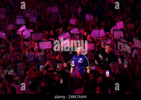 Luke Littler esce per giocare a Rob Cross (non nella foto) nel giorno 15 del Paddy Power World Darts Championship all'Alexandra Palace di Londra. Data immagine: Martedì 2 gennaio 2024. Foto Stock