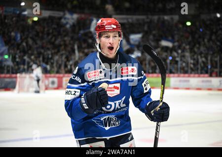 Schwenningen, Deutschland. 2 gennaio 2024. Boaz Bassen (Schwenninger Wild Wings #64) Schwenninger Wild Wings gegen ERC Ingolstadt, Eishockey, DEL, 34. Spieltag, Saison 2023/2024, 02.01.2024 foto: Eibner-Pressefoto/Sven Laegler Credit: dpa/Alamy Live News Foto Stock