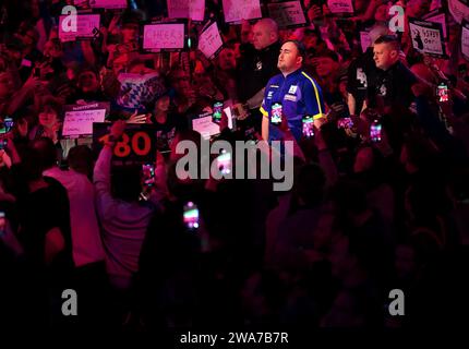 Luke Littler esce per giocare a Rob Cross (non nella foto) nel giorno 15 del Paddy Power World Darts Championship all'Alexandra Palace di Londra. Data immagine: Martedì 2 gennaio 2024. Foto Stock