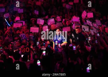 Luke Littler esce per giocare a Rob Cross (non nella foto) nel giorno 15 del Paddy Power World Darts Championship all'Alexandra Palace di Londra. Data immagine: Martedì 2 gennaio 2024. Foto Stock