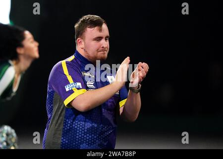 Luke Littler esce per giocare a Rob Cross (non nella foto) nel giorno 15 del Paddy Power World Darts Championship all'Alexandra Palace di Londra. Data immagine: Martedì 2 gennaio 2024. Foto Stock