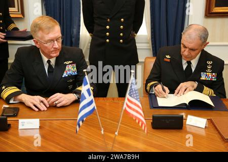 Forze militari STATUNITENSI. 160223-ZZ999-008 ATENE, Grecia (23 febbraio 2016) Vice Adm. James Foggo, III, Comandante, US 6th Fleet, sinistra, e vice Adm. Georgios Giakoumakis, Capo di Stato maggiore generale della Marina ellenica, firmano un accordo per la costruzione e la gestione di una nuova struttura di smagnetizzazione in acque profonde che aiuterà le navi provenienti da Stati Uniti, Grecia, NATO e altri paesi a mantenere la prontezza operativa, presso il Ministero ellenico della difesa Nazionale, 23 febbraio 2016. La US 6th Fleet, con sede a Napoli, Italia, conduce l'intero spettro delle operazioni congiunte e navali, spesso in concerto con gli alleati, congiunti Foto Stock